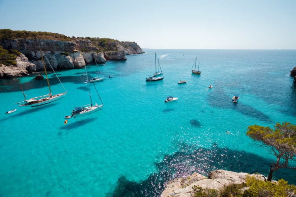 Imagen idílica de aguas cristalinas de Menorca, entre Macarella y Macarelleta.