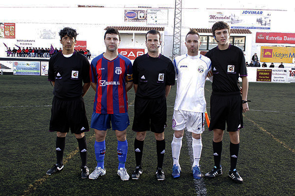 Trío arbitral en un partido de regional en una imagen de archivo (Foto: deportesmenorca.com)