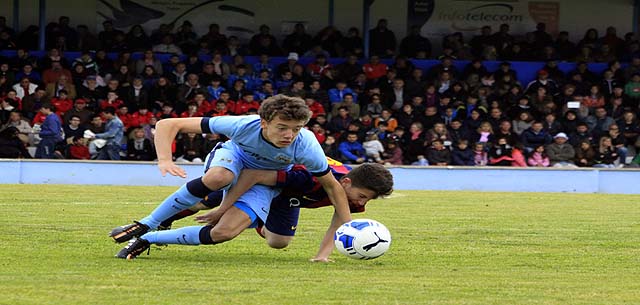 Partido entre el Manchester City y el Barça U15 de la pasada edición (Foto: deportesmenorca.com)