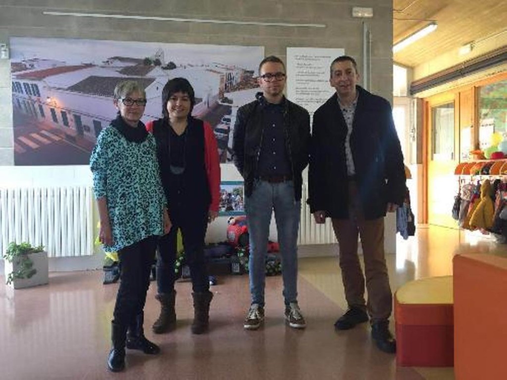 Momento de la visita del conseller eivissenc de Educació en una de las escoletas de Maó. Foto: CIM.