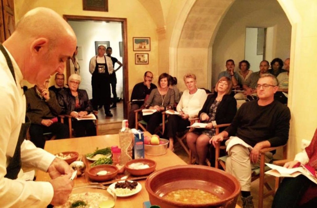 Tomeu Arbona durante el taller de cocina conventual que ofreció en Santa Clara de Ciutadella meses atrás. Foto: Fra Roger.