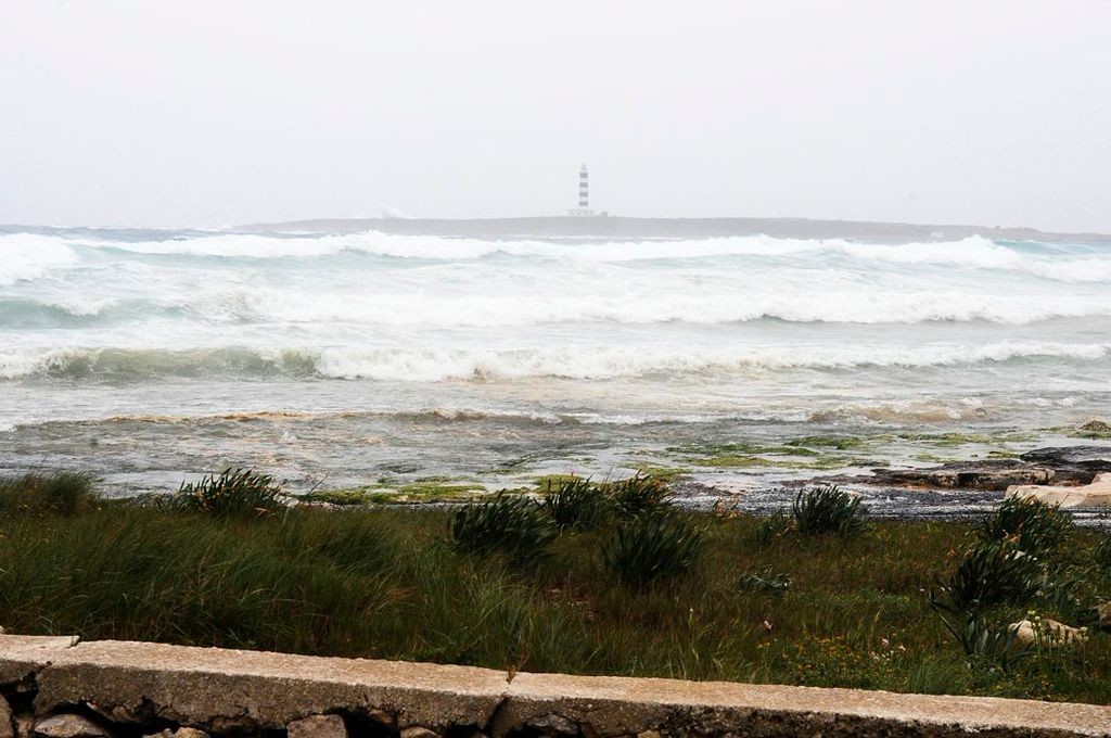 Olas en Punta Prima, Sant Lluís (Foto: Tolo Mercadal)