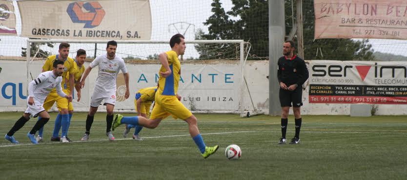 Berto ejecuta el penalti del 0-1 (Fotos: noudiari.es)