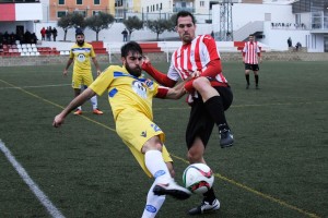 Berto, ante Pedro en una acción del partido.