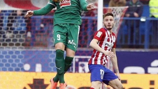Sergi Enrich salta a por un balón ante la zaga atlética (Foto: laliga.es)