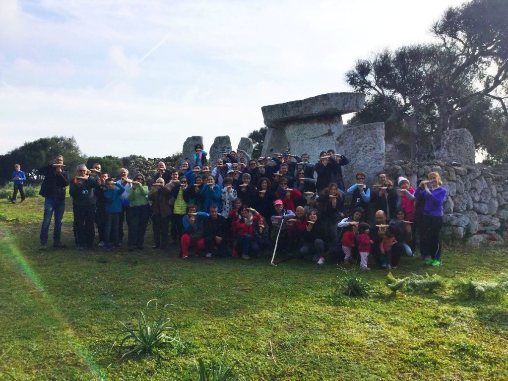 La actividad 'Agricultura i biosfera, dels talaiòtics fins ara' terminó con esta foto de grupo.