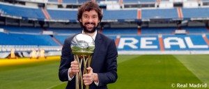 Llull, con el trofeo en el Bernabéu.