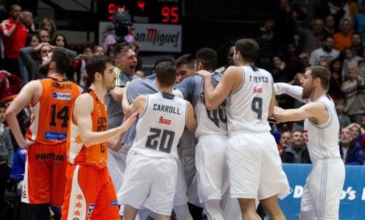 Los jugadores del Madrid felicitan a Llull tras el triple ante el Valencia.