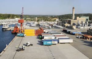 Baja la carga y descarga de mercancías en el puerto de Maó