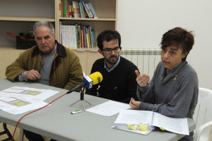 Los concejales Dolores Antonio y Gabriel Pons más el presidente de la AAVV de Camí d'en Barrotes, Pedro Vergel, explicaron el proyecto.