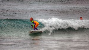 Tsunami disfruta sobre las olas