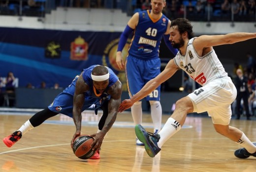 Llull trata de recuperar un balón ante Rice (Foto: Euroliga)