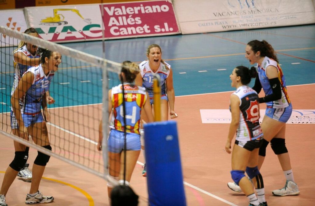 Las jugadoras del Avarca de Menorca celebran un punto (Foto: Tolo Mercadal)