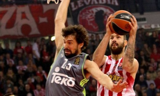 Spanoulis trata de anotar ante la defensa de Llull.