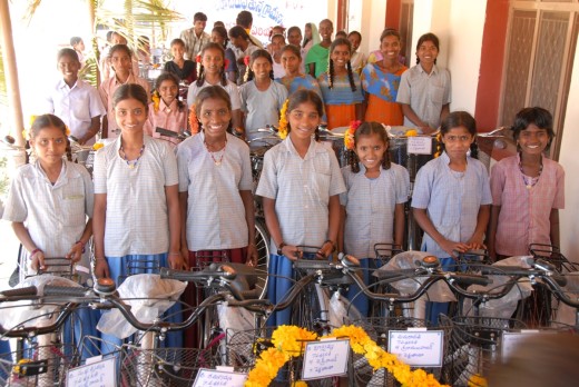 El objetivo es recaudar fondos para que 328 estudiantes de Secundaria puedan conseguir una bicicleta para ir a la escuela. Foto: Fundació Vicenç Ferrer.
