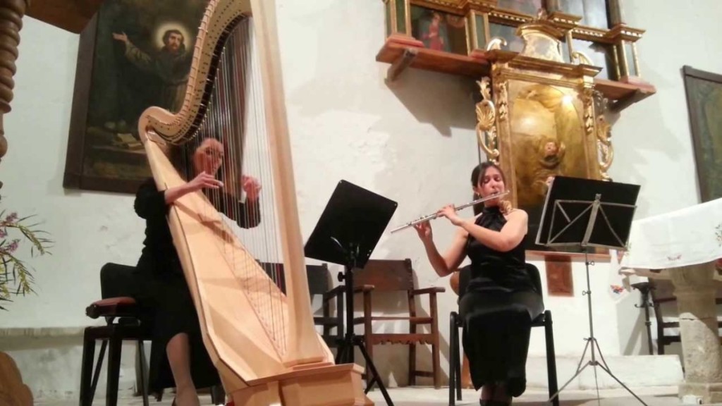 Elena Armenteros y Marta Alcover en Campanet, en una actuación que puede verse en el vídeo que acompaña este artículo.