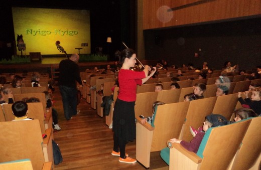 Los músicos interactúan con el joven público. Foto: JJMM-Maó.