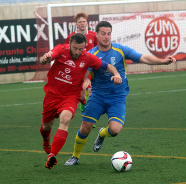 Xavi persigue a Rubio en el Santa Catalina-Penya del pasado domingo (Foto: futbolbalear.es)