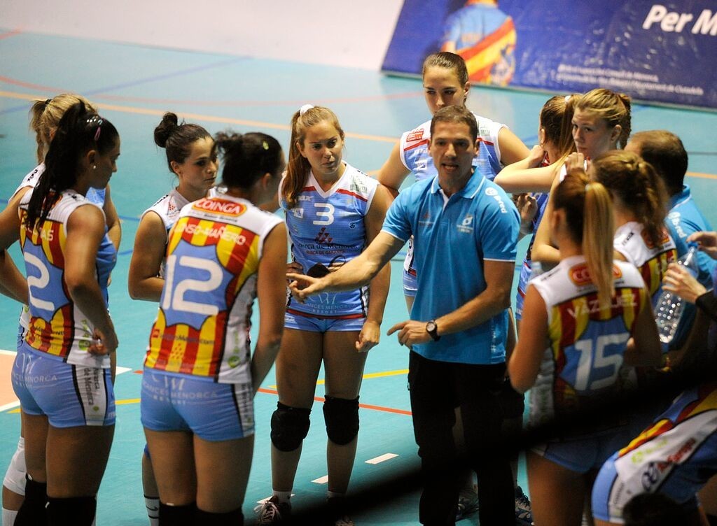 Bep Llorens, dando instrucciones durante un tiempo muerto (Foto: Tolo Mercadal)