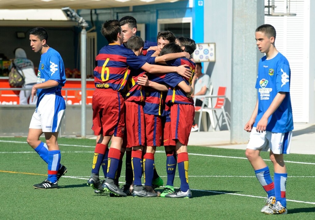 Los jugadores del Barça se abrazan tras un gol ante el Sant Gabriel (Fotos: Tolo Mercadal)