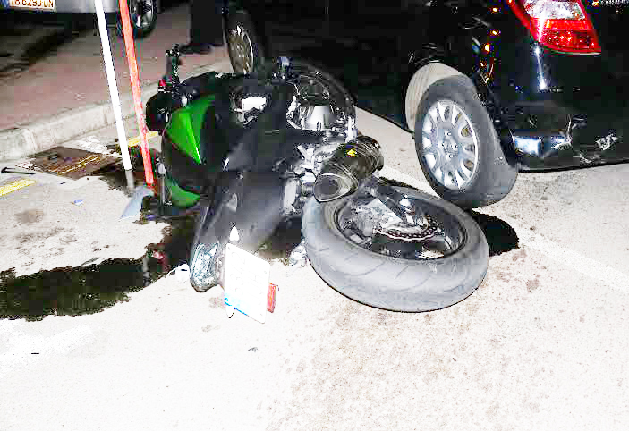 Estado en el que quedó la motocicleta (Fotos: Policía Local de Ciutadella)