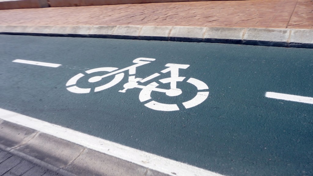 El carril bici da seguridad al ciclista, una actividad muy extendida en la isla