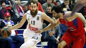 Sergío Rodriguez ataca ante Milos Teodosic