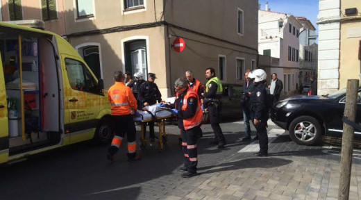 Momento en el que el herido ha sido trasladado en ambulancia (Fotos: Tolo Mercadal)