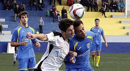 Pau pelea un balón con un adversario (Foto: Tolo Mercadal)