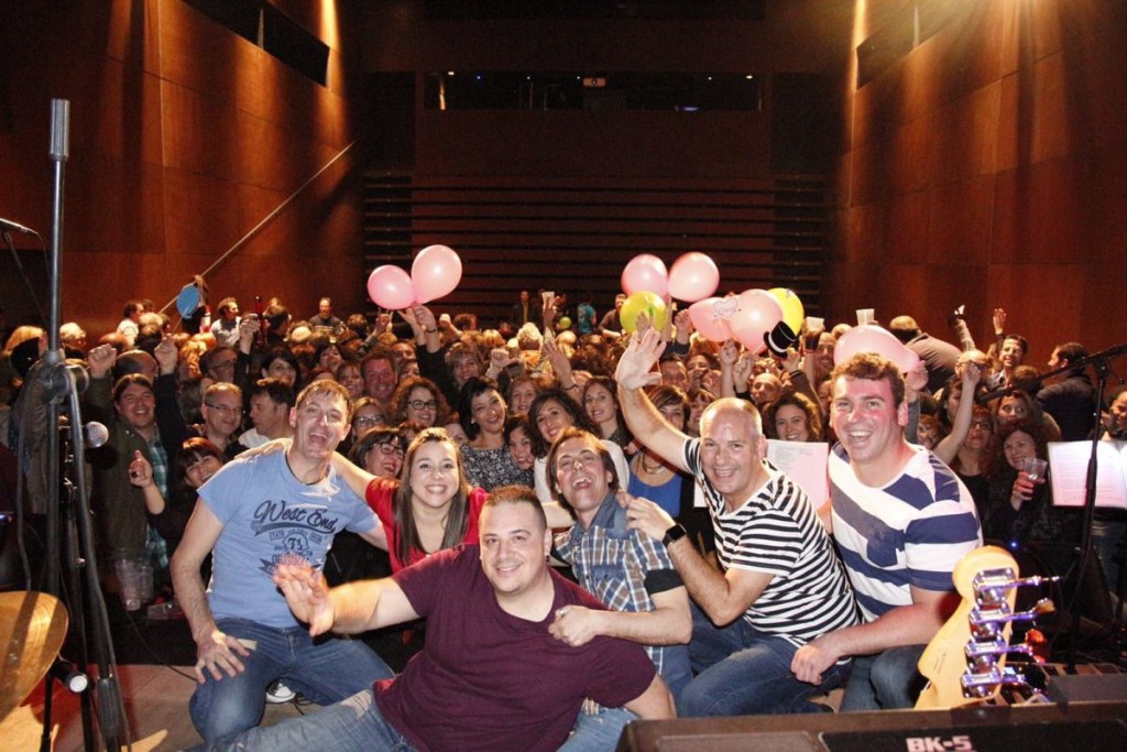 Fotografía 'de familia' al final de concierto. Foto: Jukebox Band Menorca.