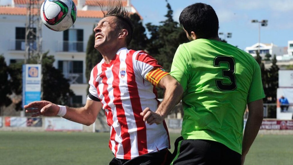 Lacueva salta a por un balón con Alberto (Fotos: Tolo Mercadal)