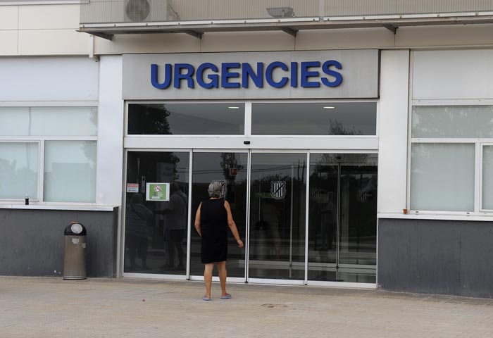 Una mujer entra por la puerta de las Urgencias del Hospital Mateu Orfila // Tolo Mercadal