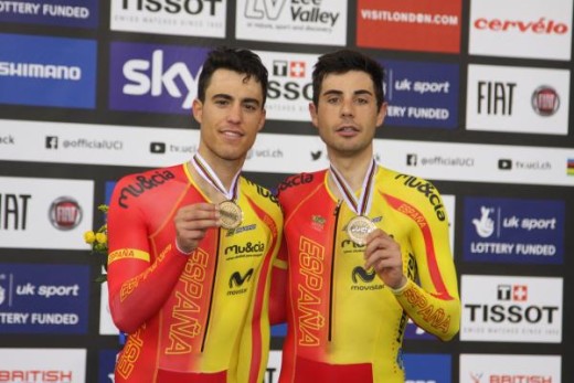 Torres y Mora, posando con la medalla en el podio.