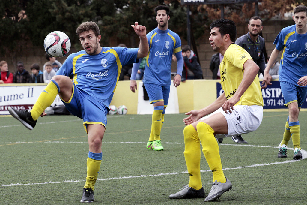 Sergi Serra trata de controlar el balón ante un jugador del San Rafael (Fotos: Serge Cases)