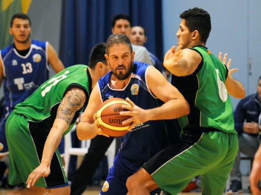 Sergio Muñoz penetra a canasta.