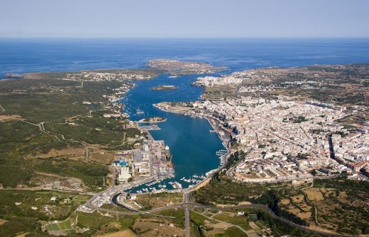 Imagen aérea del port de Maó, lugar por el que pasará la prueba.