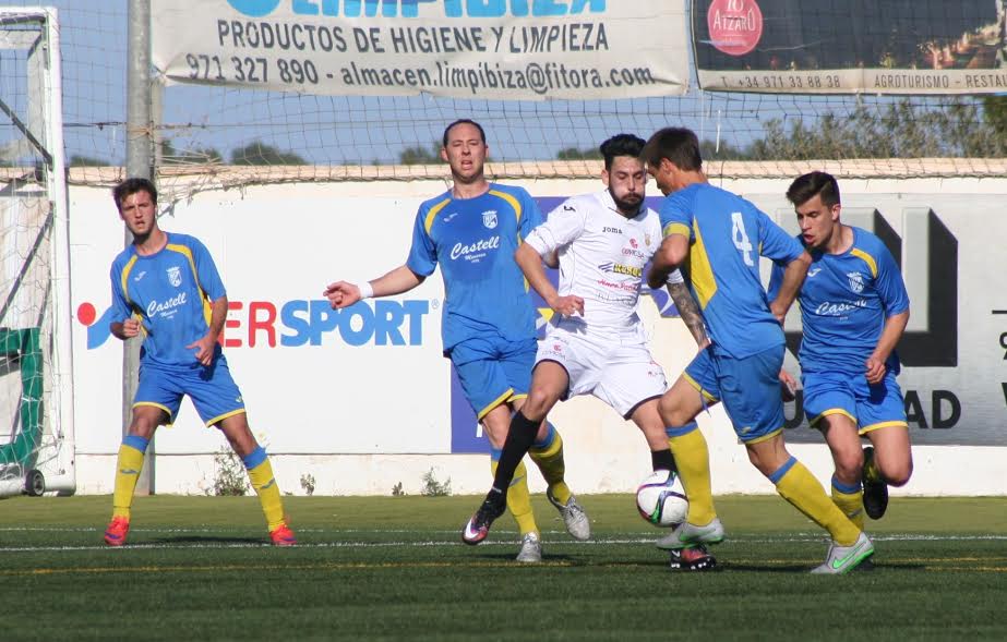 Raúl trata de sacar el balón controlado durante el partido (Fotos: noudiari.es)