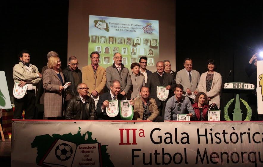 Imagen de los reconocidos por el aniversario del Atlètic Ciutadella (Fotos. deportesmenorca.com)