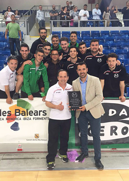 Manuel Pérez y los integrantes del equipo, entregando el obsequio a José Tirado (Foto: Palma Futsal)