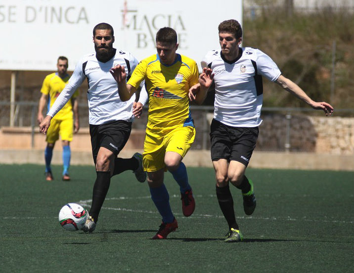 Robert conduce ante Paco Plata y Xisco Garí en el Constància-Mercadal del pasado domingo (Foto: futbolbalear.es)