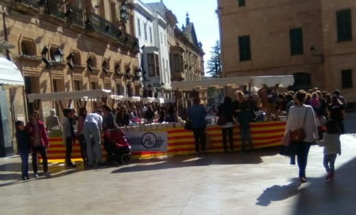 Imagen de las paradas de las librerías en Ciutadella a primera hora de la tarde.