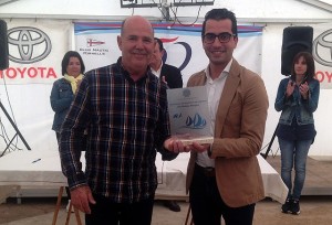 Miguel Pons, con el Txica Checa, recogiendo el trofeo de ganador.