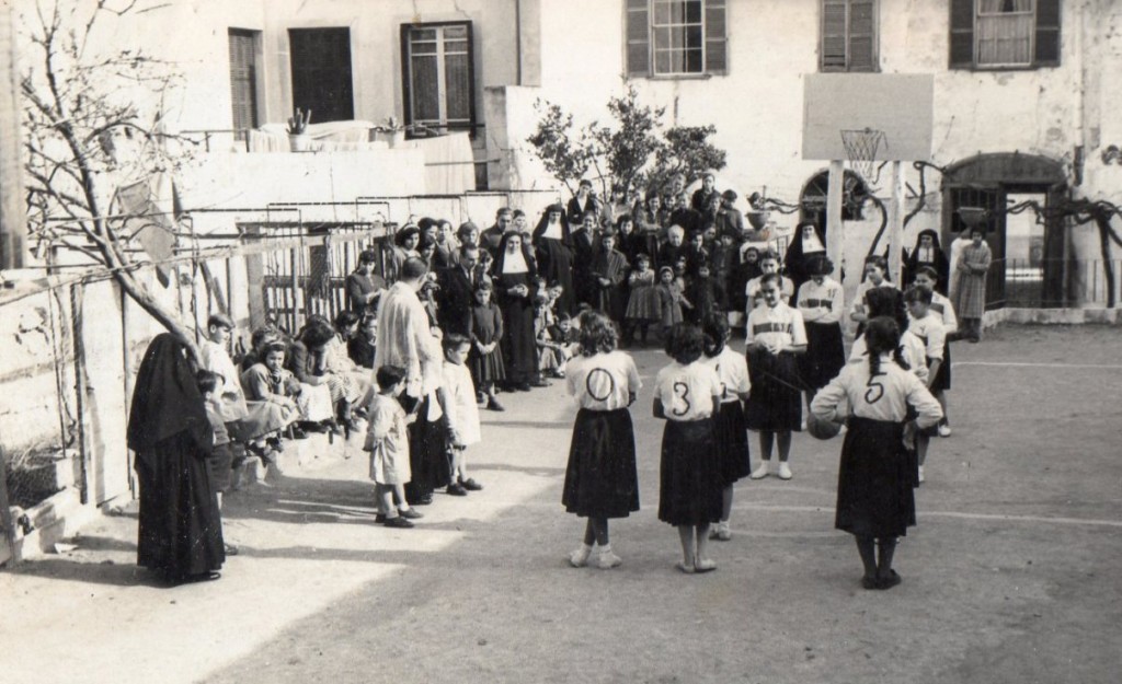 Momento de la inauguración del campo de baloncesto de Cormar en 1954. Foto: Cormar Maó.