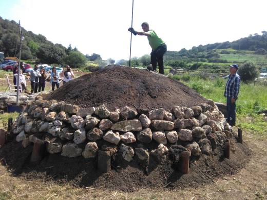 Momento de la visita a una de las carboneras en funcionamiento. Foto: Parc Natural de s'Albufera des Grau.