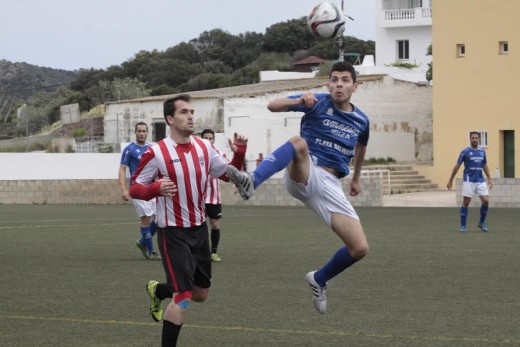 Berto Vaquero trata de alcanzar un balón (Fotos: deportesmenorca.com)