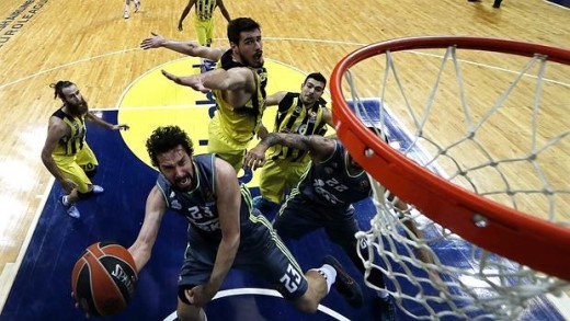 Llull penetra ante Kalinic (Foto: euroleague.net)