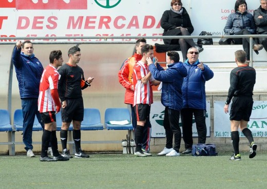 Lluís Vidal, a la derecha dando instrucciones durante un partido (Foto: Tolo Mercadal)