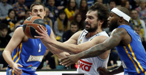 Llull pugna un balón contra Ryce y Shved