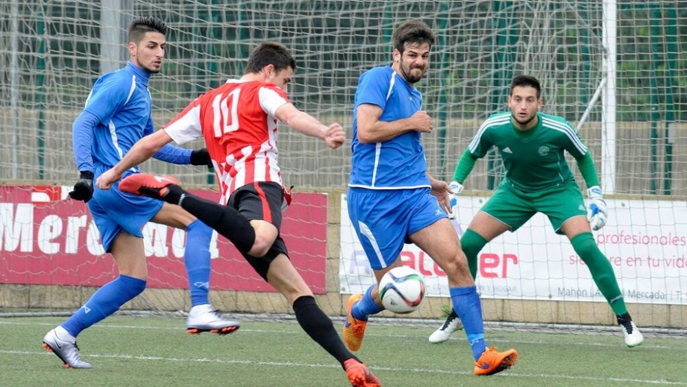 Raúl remata a puerta en una acción del partido (Fotos: Tolo Mercadal)