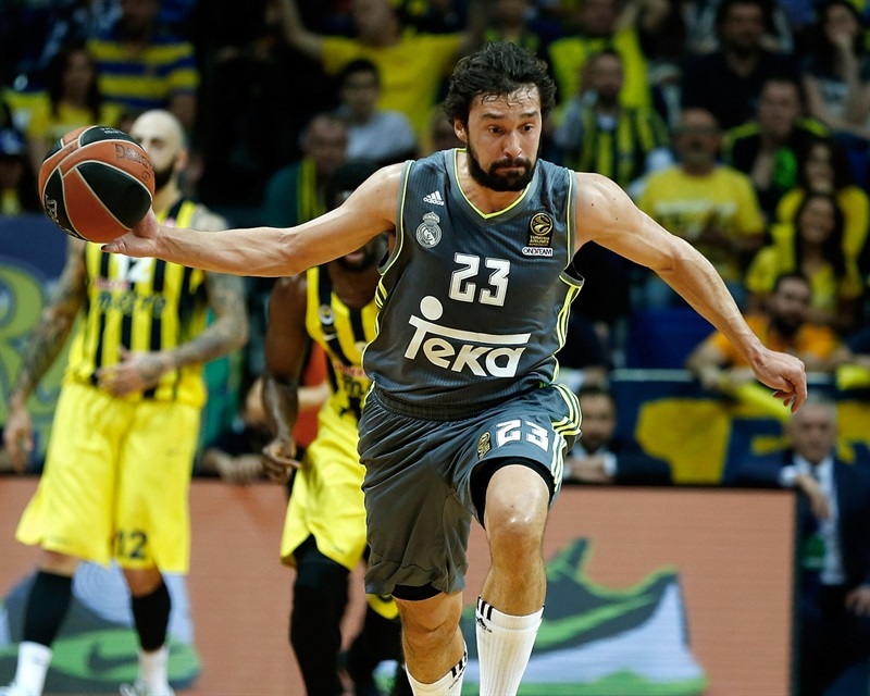 Llull sube la pelota en un momento del partido (Foto: euroleague.net)